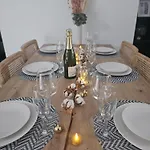 Elegante Maison Amienoise - Proche Gare, Home-cinema, 3 Doubles, 1 Familiale Avec Jacuzzi Privatif - La Maison Des Petits Sablon Gæstehus