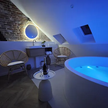 Casa de hóspedes Elegante Maison Amienoise - Proche Gare, Home-cinema, 3 Doubles, 1 Familiale Avec Jacuzzi Privatif - La Maison Des Petits Sablon 3*